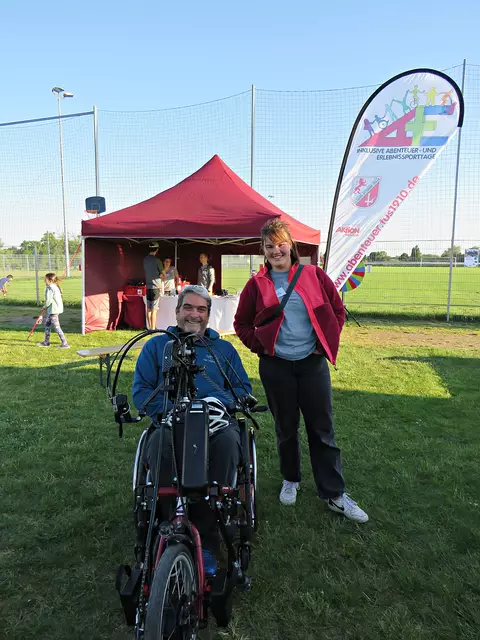 Robert im Rollstuhl mit Mia Hemmer | Foto: Brigitte Melder