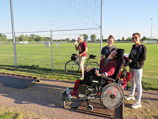 Mika mit seinen beiden Betreuuerinnen Nadja und Maren | Foto: Brigitte Melder