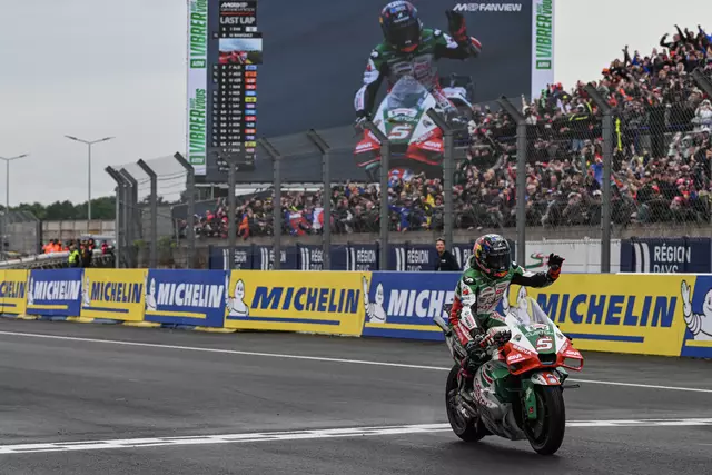 Der Sieger Johan Zarco bei der Zieldurchfahrt in Le Mans | Foto: MotoGP