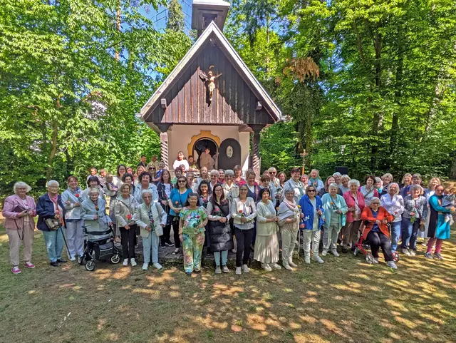 Gruppenbild mit allen Müttern nach dem Gottesdienst vor der Kapelle. | Foto: Stefan Layes