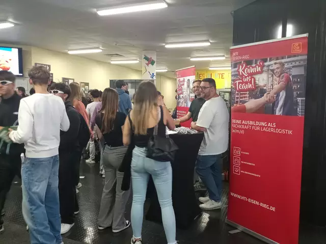 In lockerer Atmosphäre konnten Info's gesammelt werden | Foto: Anja Stemler