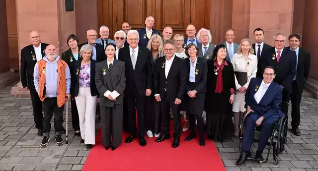 Ministerpräsident Winfried Kretschmann mit den Ordensprätendentinnen und Ordensprätendenten | Foto: Staatsministerium Baden-Württemberg Franziska Kraufmann