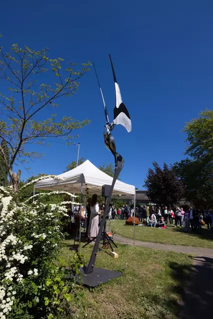 Gleich am Eingang die wundervolle Skulptur von Peter Brauchle | Foto: Johann-Peter Melder