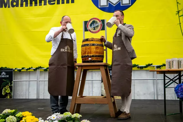 Ein Prosit auf einen gelungenen Maimarkt  | Foto: Wolfgang Neuberth