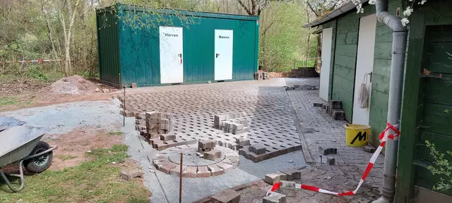 Viele ehrenamtliche Helfer sorgten 2022 für einen sauber gepflasterten Weg zur Toilette der Siegelbacher Grillhütte | Foto: Tim Altschuck