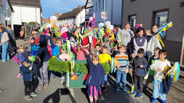 Ab 18 Uhr zieht der bunte Kerweumzug durch den Ort | Foto: Markus Pacher