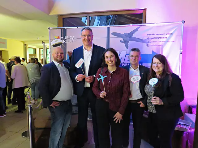Dominic Konrad (1. Vorstand), Alexander Schweitzer (Ministerpräsident Rh.-Pf.), Weinprinzessin Anna III., Bürgermeister Dieter Dörr und Sharon Wiechert (2. Vorstand) | Foto: Brigitte Melder