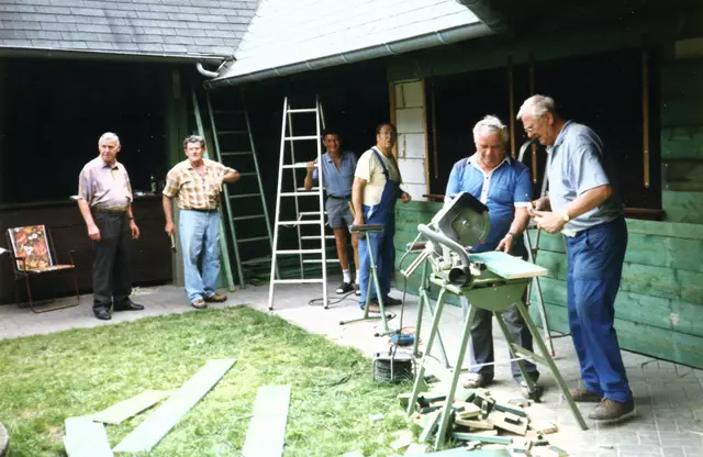 In den 1990er Jahren ging es aber weiter: Der Anbau mit Küche, Kühlschränken und Ausschankfenstern wurde gebaut - wieder in  Eigenleistung des Vereinsrings  | Foto: Manfred Henrich