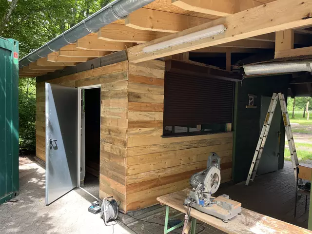 Der neue Spülanbau kann sich sehen lassen. Ein Anstrich erfolgt aber erst später, denn über Sommer ist die Siegelbacher Grillhütte nahezu komplett ausgebucht. | Foto: Tim Altschuck