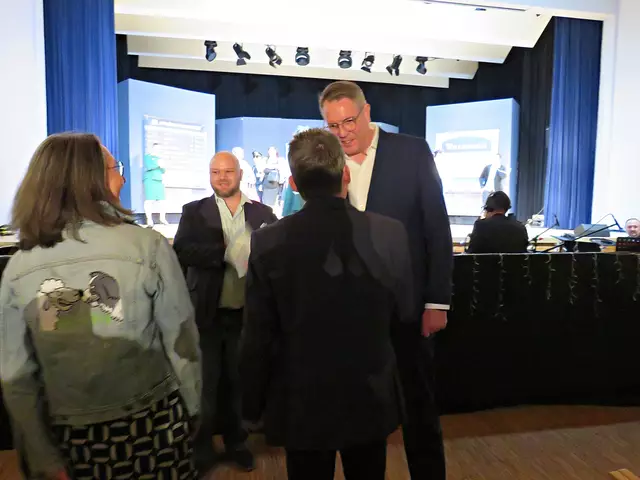 Hoher Besuch, im Hintergrund Vorstand Dominic Konrad | Foto: Brigitte Melder