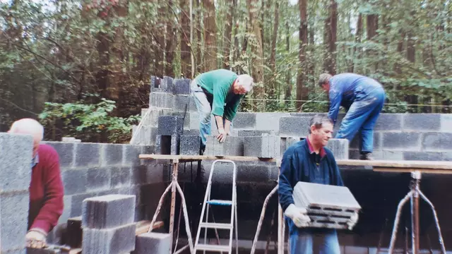 "Immer wieder freitags" hieß es während der Bauzeit oftmals, wenn sich die Helfer an der Grillhütte trafen | Foto: Gerhard Wenz