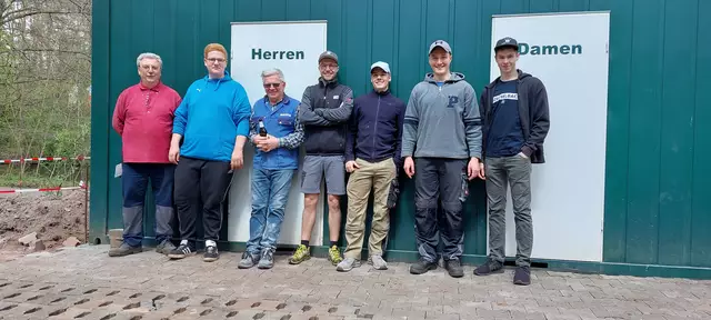 Jung und Alt arbeiteten Hand in Hand. Hier ist ein  Teil der Helfer. | Foto: Tim Altschuck