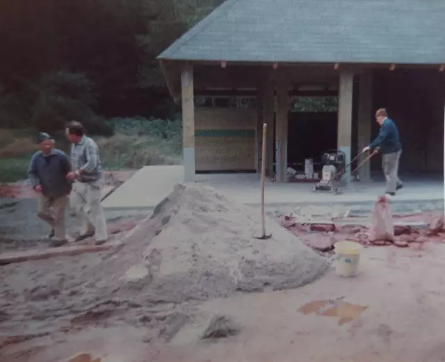 Immer wieder waren ehrenamtliche Helfer aus dem Ort im Einsatz | Foto: Gerhard Wenz