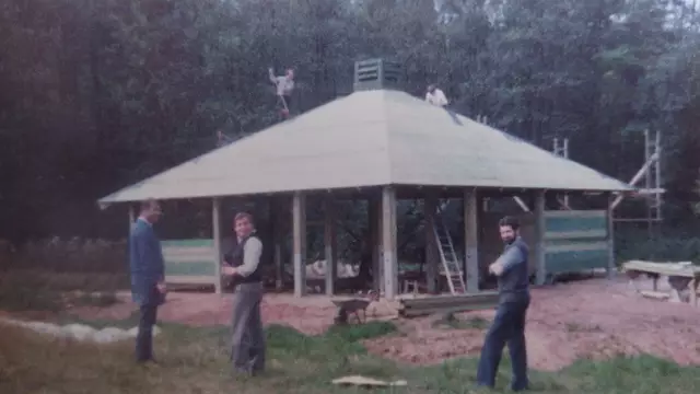 Und allmählich nahm die Hütte Gestalt an | Foto: Gerhard Wenz