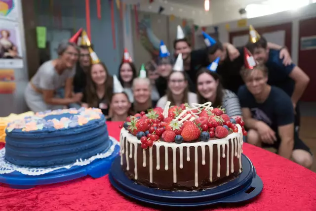 Zum Geburtstag eine Geburtstagstorte: So feierten junge Christinnen und Christen die erste Nacht der offenen Kirchen vor drei Jahren. | Foto: Prot. Dekanat LU/Wagner