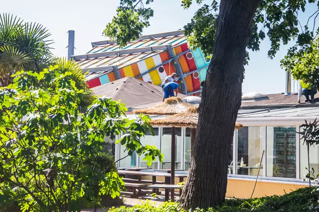Erlebnisbad Miramar Weinheim: Arbeiten am Saunadach | Foto: Roland Kohls