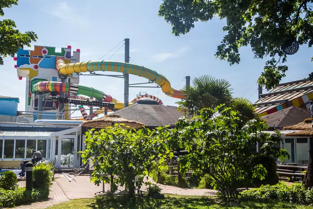 Erlebnisbad Miramar Weinheim: Die Rutschen des Erlebnisbads Miramar sind weithin sichtbar  | Foto: Roland Kohls