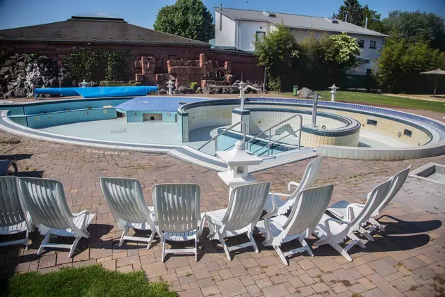 Erlebnisbad Miramar Weinheim: Strömungsbecken im Außenbereich des Schwimmbads muss auch erneuert werden uns steht nach der Eröffnung erst einmal nicht zur Verfügung | Foto: Roland Kohls