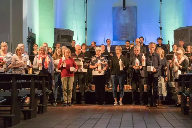 Auch dieses Mal tragen Vertreterinnen und Vertreter aus allen teilnehmenden Gemeinden die Flamme in die ganze Stadt. | Foto: Prot. Dekanat LU/Wagner