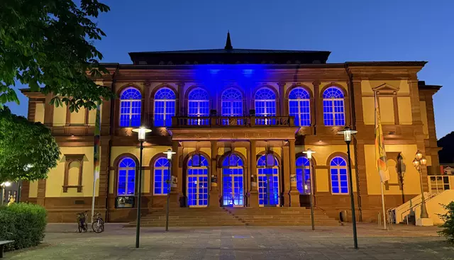 Neustadt beteiligt sich an der Aktion „LightUpTheNight4ME“ - der Saalbau erstrahlt in Blau. | Foto: Stadt Neustadt