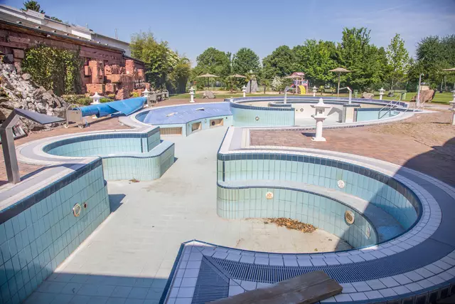 Erlebnisbad Miramar Weinheim: Strömungsbecken im Außenbereich des Schwimmbads muss auch erneuert werden uns steht nach der Eröffnung erst einmal nicht zur Verfügung | Foto: Roland Kohls