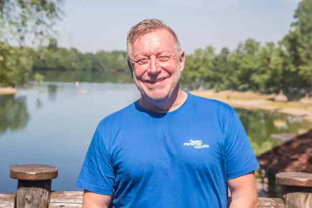 Erlebnisbad Miramar: Bademeister Ulli Wieland hat seine Arbeit in der Sauna vermisst - er liebt es sich im See abzukühlen, wenn er einen Saunaaufguss gemacht hat | Foto: Roland Kohls