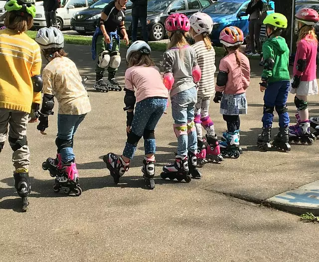 Gelenkschützer und Helm sind für die Teilnahme zwingend vorgeschrieben und können, ebenso wie Inlineskates, gegen Hinterlegung eines Pfands vor Ort kostenlos ausgeliehen werden. | Foto: Schul- und Sportamt