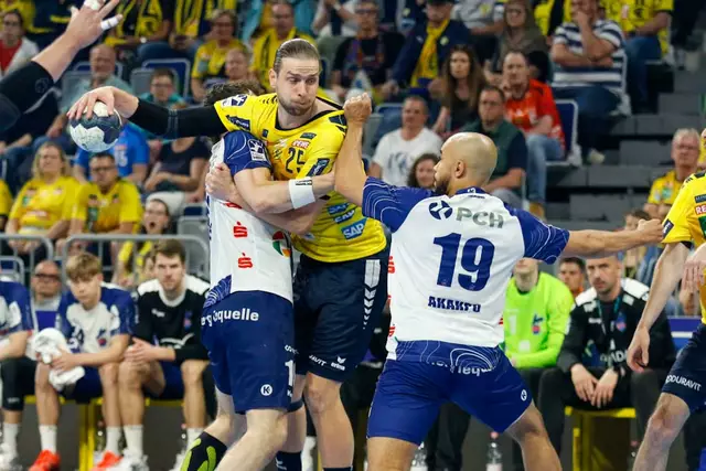 Löwen-Spieler Olle Forsell Schefvert (Nr.25) tut sich schwer, gegen die Potsdamer Abwehr durchzukommen.  | Foto: Kösegi/PIX-Sportfotos