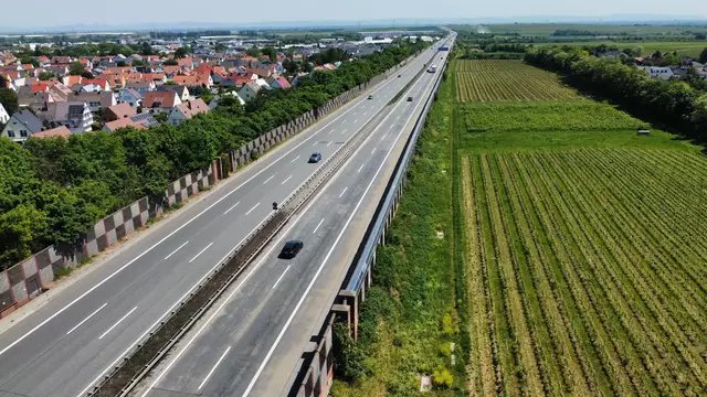 Noch ist die Autobahn frei, doch schon bald beginnen die Bauarbeiten zwischen dem Autobahnkreuz Frankenthal und der Abfahrt Wattenheim - in beide Richtungen. Die Baumaßnahme soll bis 2028 dauern. | Foto: Rainer Alebrand/ Autobahn GmbH