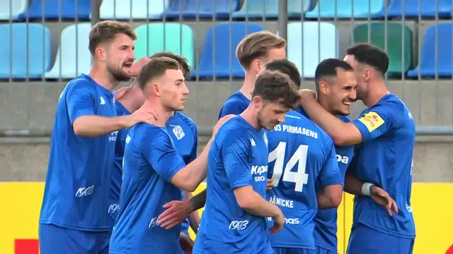 Jubel über die Führung: Luka Dimitrijevic (Zweiter von rechts) verwandelte den Elfmeter gegen den TuS Koblenz sicher zum 1:0 für den FKP und wird dafür von seinen Mannschaftskameraden geherzt.  | Foto: Erik Stegner