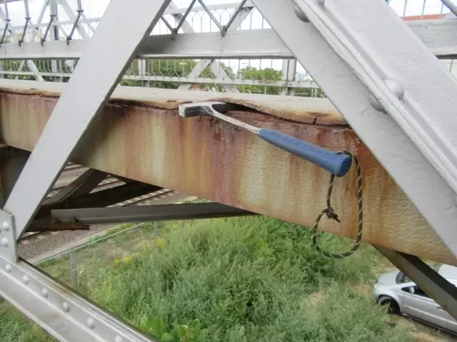 Die Schipkapass-Brücke überspannte seit 1890 die Gleise der Bahn; 2021 wurde sie abgebaut, um sie zu sanieren. | Foto: Stadt Speyer