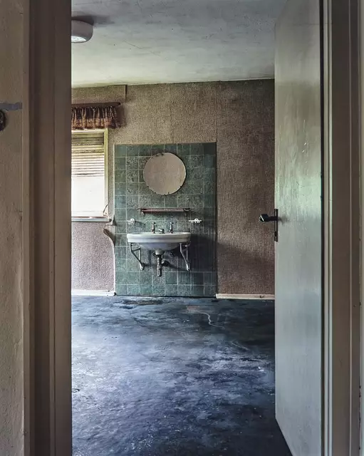 Erzählt vom Verfallen: eines der Fotos im Inneren der Villa Gläser | Foto: Thomas Florschuetz/gratis
