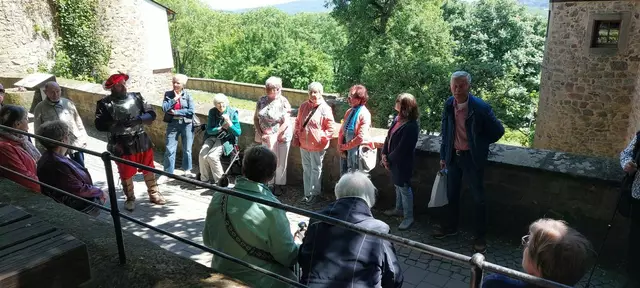 Die Gruppe lauschte dem Vortrag von Burgverwalter Andreas Rauch | Foto: Elisabeth Schneider, Gemeindeschwester plus, Kreisverwaltung Kusel