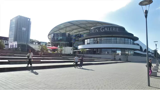 Das Rheinmarktgelände ist architektonisch gelungen. Dort wird für chillige Atmosphäre gesorgt, damit sich das Ambiente und die Filme noch besser genießen lassen. Michael Kötz hat auch das Filmfestival hier etabliert.   | Foto: Julia Glöckner