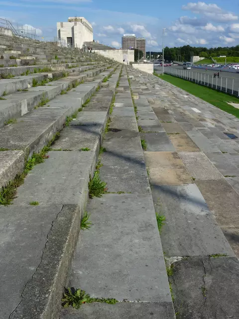 Das dunkle Kapitel der deutschen Geschichte - hier am Zeppelinfeld, an der die Rennstrecke Norisring vorbeiführte | Foto: © www.jowapress.de