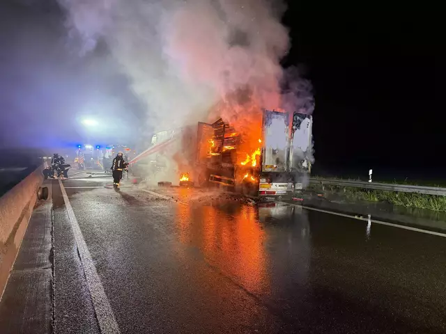 Lkw-Brand auf der A65  | Foto: Schäfer/Feuerwehr Kandel