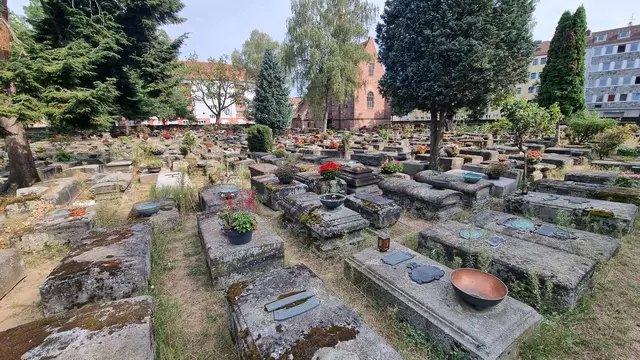 Der Rochusfriedhof Nürnberg - mit seinen liegenden und genormten Grabsteinen und Grablegen der Bevölkerung aus mehr als fünf Jahrhunderten. Unter anderem liegt hier auch der Komponist Johann Pachelbel | Foto: © www.jowapress.de