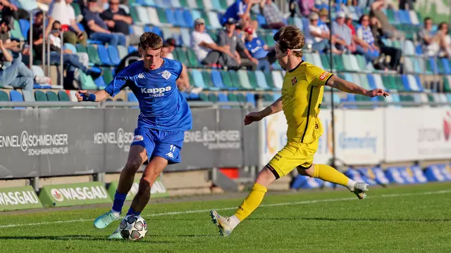  Der Pirmasenser Stürmer Marc Ehrhart (links) holte gegen den TuS Koblenz den Elfmeter heraus und erzielte in der 69. Minute zum 2:0 für den FKP.  | Foto: Erik Stegner