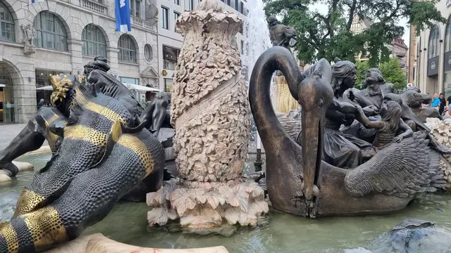 Brunnenanlage "Ehekarussell"; die umstrittene Anlage mit Figuren, die das Gedicht "Das bittersüße eh'lich' Leben" von Hans Sachs darstellen | Foto: © www.jowapress.de