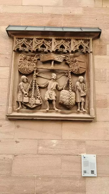 Das Waagrelief (in Stein) stammt von 1497 - war schon damals ein Symbol für Handel, stand aber auch sinnbildlich für Ausgewogenheit und Gerechtigkeit. Es ist heute als Kopie am Gebäude der IHK Nürnberg. Das frühere Gebäude wurde im Zweiten Weltkrieg zerstört, das Original-Relief ist im Museum  | Foto: © www.jowapress.de