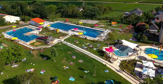 Schwimmbad Maikammer: Das Kalmitbad Maikammer aus der Vogelperspektive: Großzügige Beckenlandschaft, grüne Liegewiesen und moderne Ausstattung machen das Freibad zu einem Anziehungspunkt der Region. | Foto: Sommer-VP
