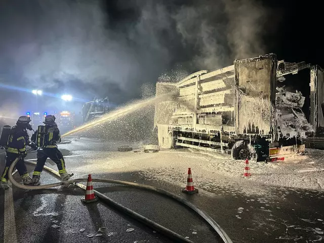 Lkw-Brand auf der A65  | Foto: Schäfer/Feuerwehr Kandel
