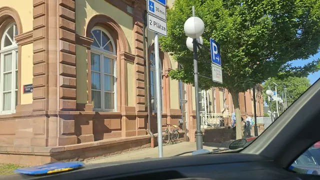 Die Parkplätze entlang des Saalbaus sind bereits ab Samstag 17. Mai bis Mittwoch 28. Mai 2025 gesperrt. | Foto: Eva Bender