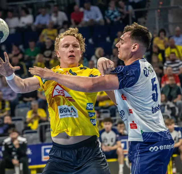 harter Zweikampf Gustav Davidsson gegen Josip Simic | Foto: Wolfgang Neuberth