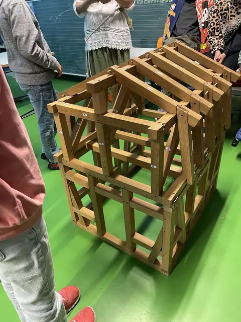 Hausbau im Mittelalter war eine aufwendige Arbeit mit einfachen Werkzeugen und viel Muskelkraft | Foto: a_nohl