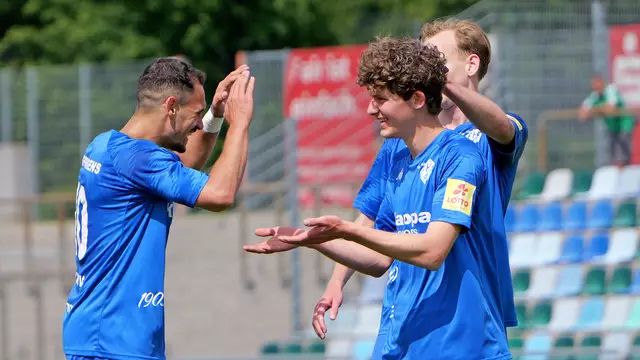 Jubel beim FK Pirmasens: Nach dem 3:0-Heimsieg gegen den SV Auersmacher feiern Luka Dimitrijevic (links) und seine Teamkollegen Aaron Basenach und Thomas Selensky (rechts) den wichtigen Erfolg – der Traum von der Regionalliga lebt! | Foto: Erik Stegner