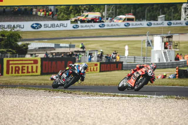 T.Razgatlioglu/BMW und N.Bulega/Ducati  waren in Most eine Welt für sich  | Foto: Pirelli