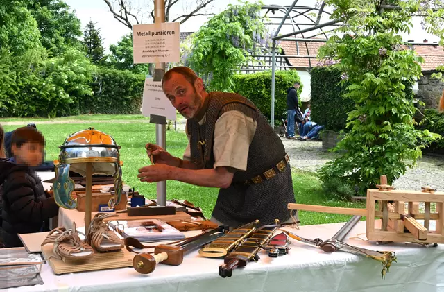 Metalltafeln punzieren mit Arno Himmighöfer

 beim Museumsfest Terra Sigillata Museum Rheinzabern 2025 | Foto: Andrea Abt