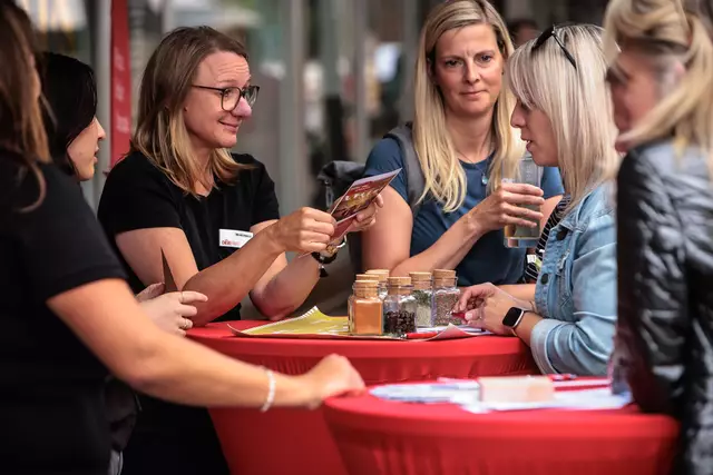 Verkaufsoffener Sonntag mit Gewerbeschau im Dorschbergzentrum  - Sonntag auf dem Maimarkt Wörth | Foto: Paul Needham