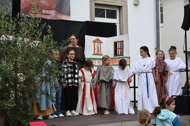 Theateraufführung der Römer-AG der Grundschule Rheinzabern unter der Leitung von Barbara Thomas und Sigrid Loos.  | Foto: Andrea Abt